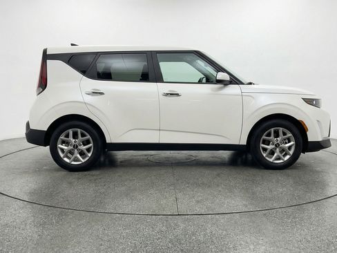 Used 2025 Kia Soul LX w/ LX Technology Package FWD image 11