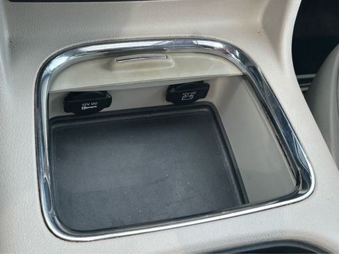 Used 2016 Chrysler Town & Country Touring-L FWD image 40