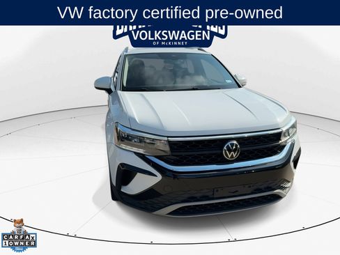 Used 2023 Volkswagen Taos SE w/ Panoramic Sunroof Package FWD image 2