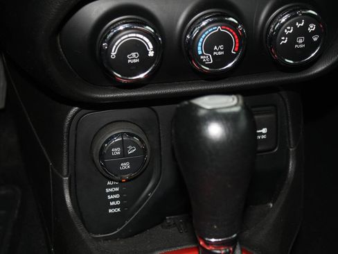 Used 2016 Jeep Renegade Trailhawk image 12