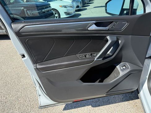 Used 2018 Volkswagen Tiguan SEL Premium image 14