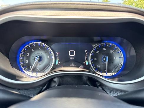 Used 2024 Chrysler Pacifica Touring-L FWD image 21