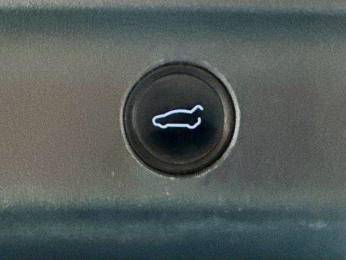 Used 2020 Tesla Model Y Long Range image 28