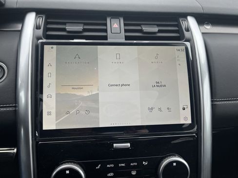 New 2025 Land Rover Discovery Metropolitan Edition image 23