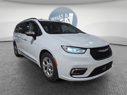 Used 2023 Chrysler Pacifica Limited image 1