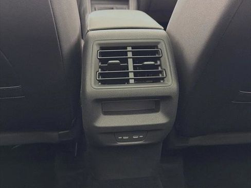 Used 2025 Volkswagen Tiguan SE AWD/4WD image 27