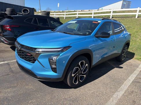 New 2026 Chevrolet Trax RS w/ Sunroof Package FWD image 3