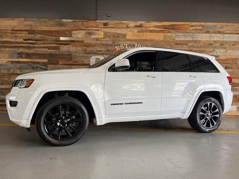 Used 2018 Jeep Grand Cherokee Altitude image 16