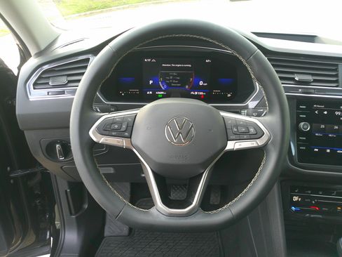 Used 2022 Volkswagen Tiguan SE image 19