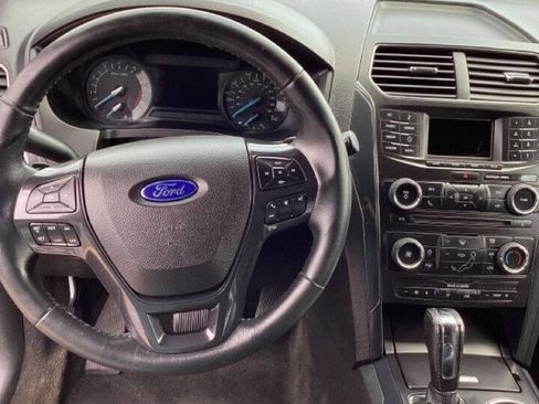 Used 2017 Ford Explorer XLT image 29