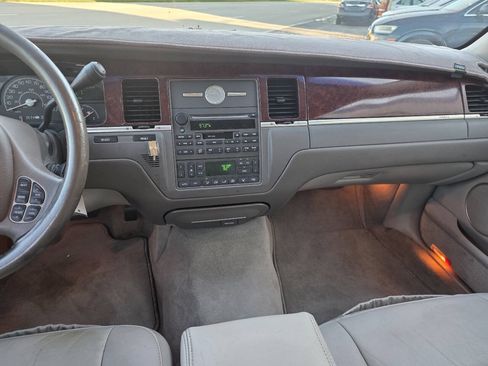 Used 2003 Lincoln Town Car Executive RWD image 6