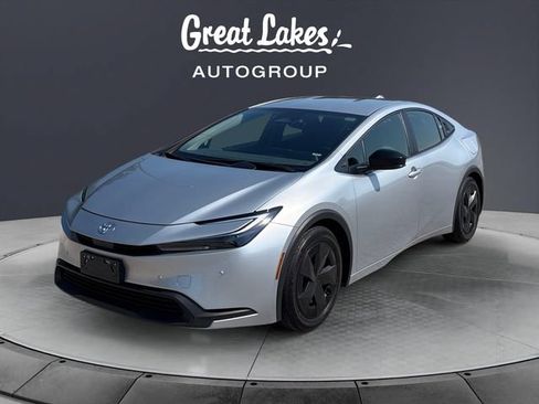 Used 2025 Toyota Prius LE FWD image 1