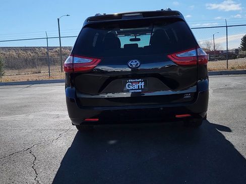 Used 2016 Toyota Sienna XLE image 3