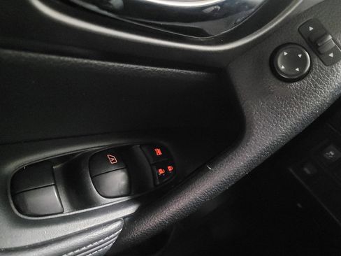 Used 2015 Nissan Rogue SV image 27