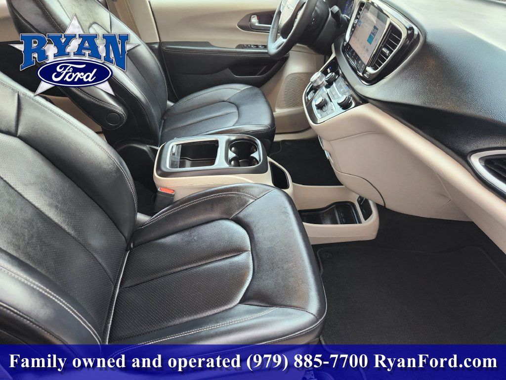 Used 2024 Chrysler Pacifica Touring-L FWD image 10