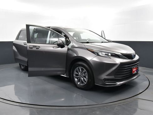 Used 2024 Toyota Sienna LE image 38