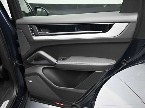 Certified 2025 Porsche Cayenne AWD/4WD image 21