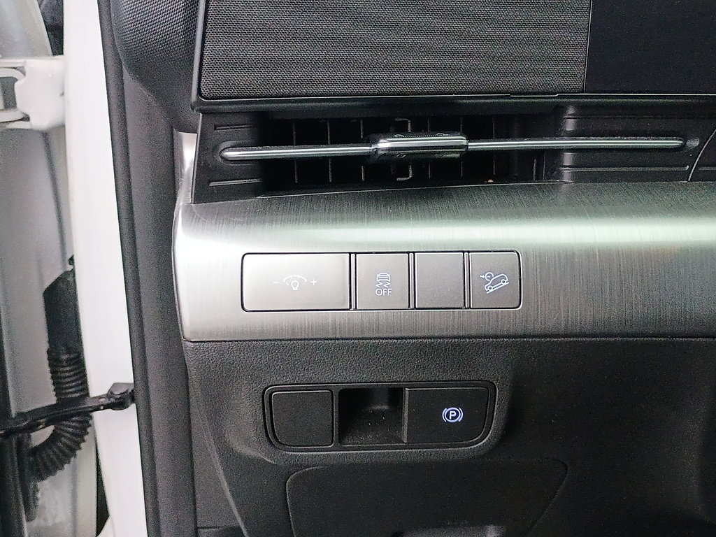 Used 2025 Hyundai Kona SEL FWD image 18