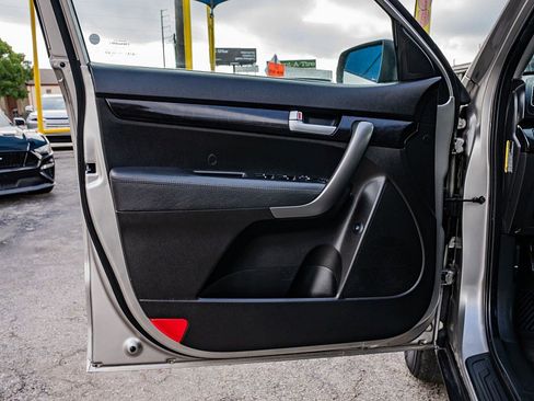 Used 2015 Kia Sorento LX image 10