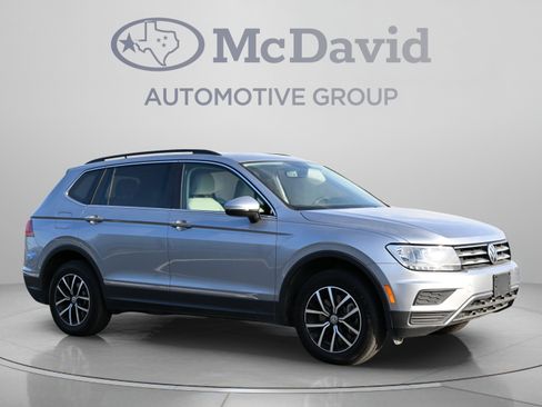 Used 2021 Volkswagen Tiguan SE w/ Panoramic Sunroof Package FWD image 11
