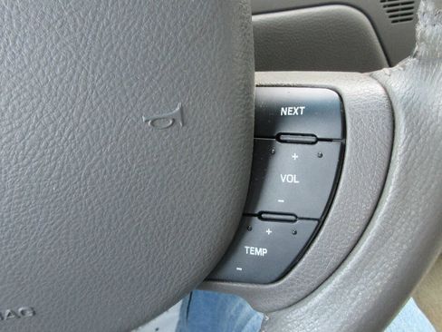 Used 2007 Lincoln Town Car Signature RWD image 32