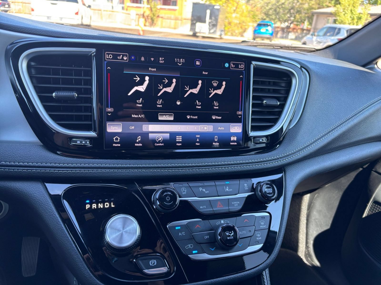 Used 2025 Chrysler Pacifica Limited FWD image 16