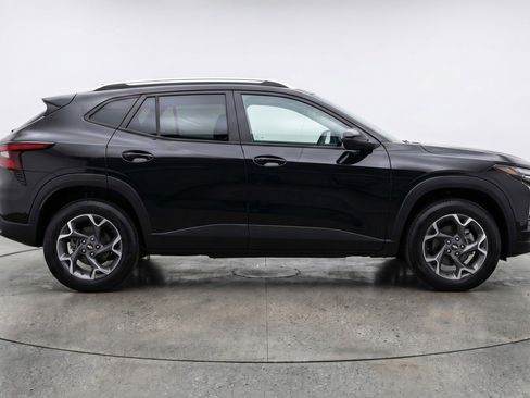 Used 2025 Chevrolet Trax LT w/ LT Convenience Package image 11