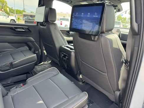 New 2026 Chevrolet Suburban Premier AWD/4WD image 11
