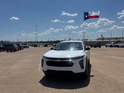 Used 2025 Chevrolet Trax LS FWD image 6