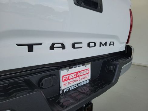 Used 2022 Toyota Tacoma SR5 RWD image 8