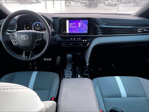 Used 2025 Toyota Camry SE image 15