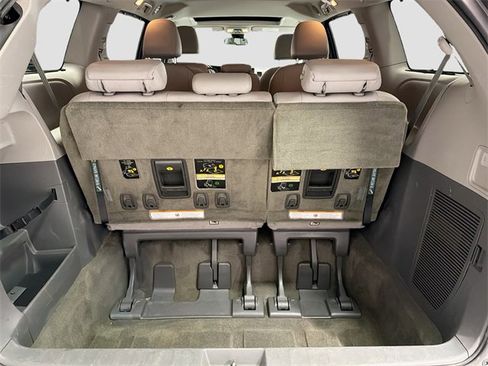 Used 2018 Toyota Sienna Limited image 20