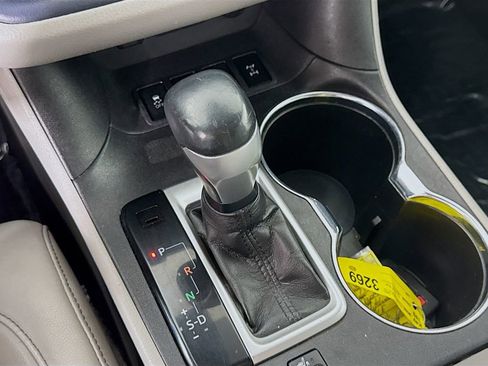 Used 2019 Toyota Highlander XLE AWD/4WD image 17