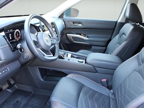 Used 2024 Nissan Pathfinder Platinum w/ Cargo Package image 8