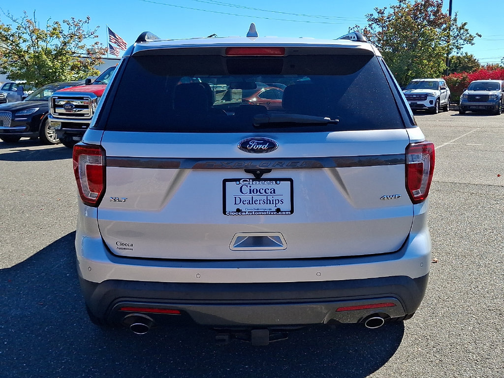 Used 2017 Ford Explorer XLT w/ Equipment Group 202A AWD/4WD image 8