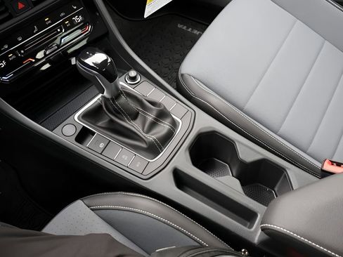 Used 2025 Volkswagen Jetta SE image 27