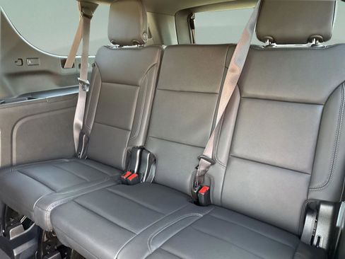 Used 2023 Chevrolet Suburban Z71 w/ Luxury Package image 20