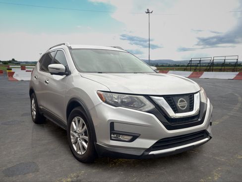 Used 2017 Nissan Rogue SV w/ SV Premium Package FWD image 2