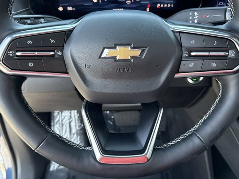 Used 2025 Chevrolet Traverse LT FWD image 11