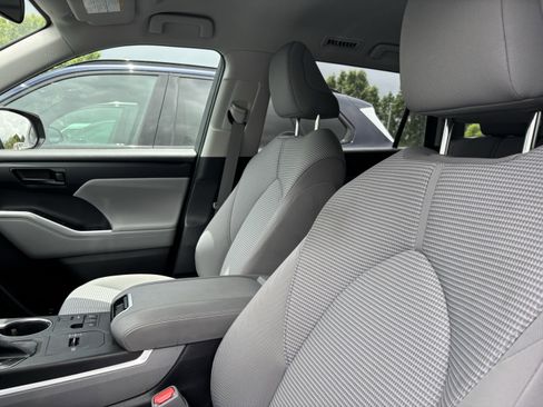 Used 2023 Toyota Highlander L FWD image 32