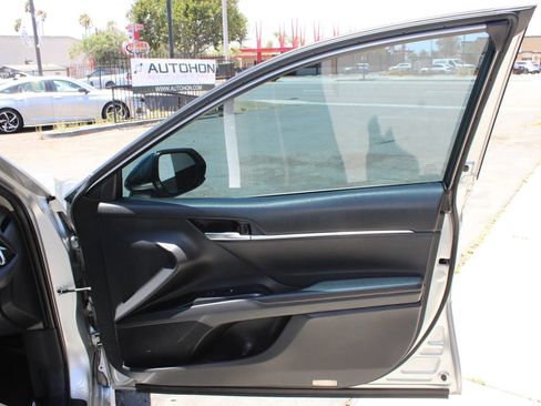 Used 2018 Toyota Camry SE FWD image 7