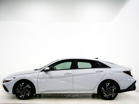 Used 2024 Hyundai Elantra Limited FWD image 6