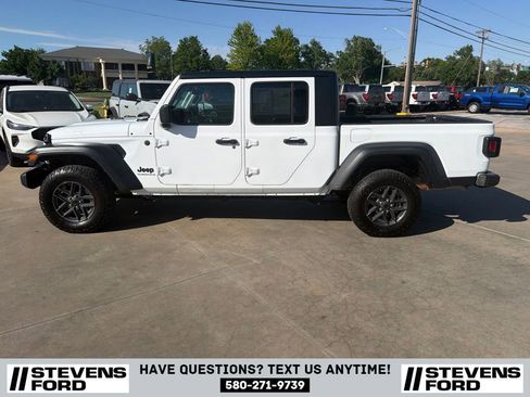 Used 2025 Jeep Gladiator Sport AWD/4WD image 9