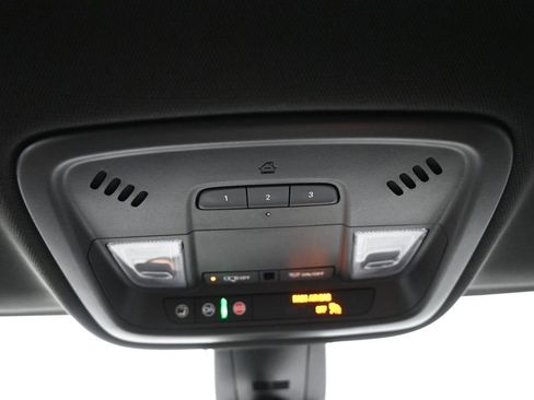 Used 2023 Chevrolet Traverse LT FWD image 17