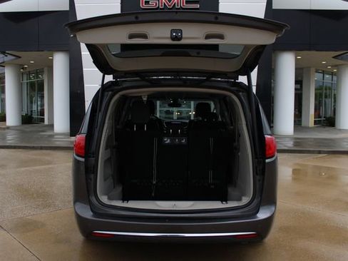 Used 2018 Chrysler Pacifica Touring-L Plus w/ Tire & Wheel Group FWD image 32