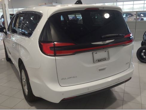 Used 2023 Chrysler Pacifica Touring-L AWD/4WD image 3