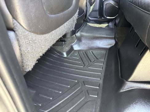 Used 2015 Chevrolet Suburban LT RWD image 11