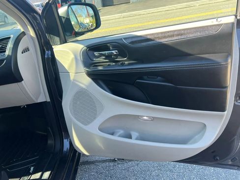 Used 2016 Chrysler Town & Country Touring w/ Driver Convenience Group FWD image 31