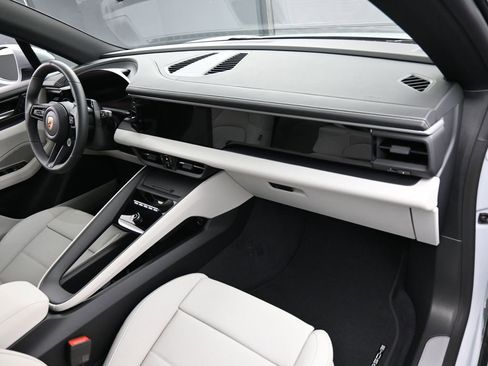 New 2026 Porsche Macan 4 Electric image 31