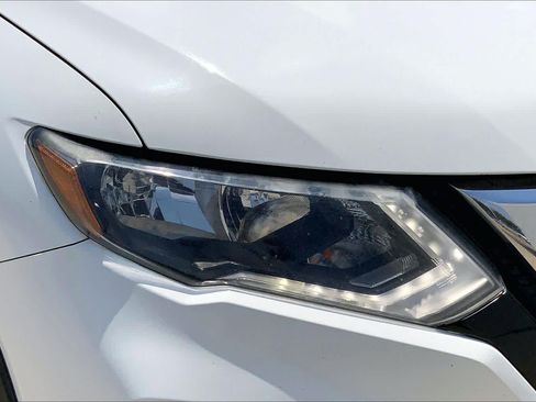 Used 2017 Nissan Rogue SV FWD image 25